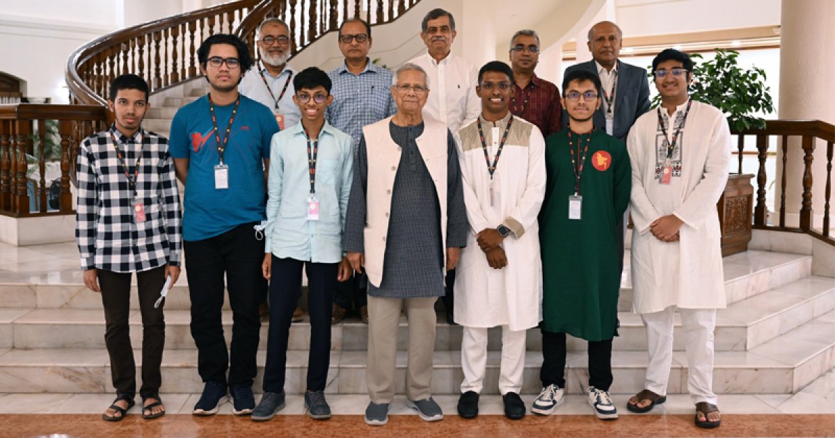 প্রধান উপদেষ্টার সঙ্গে গণিত-জীববিজ্ঞান অলিম্পিয়াডে পদকজয়ী শিক্ষার্থীদের সাক্ষাৎ