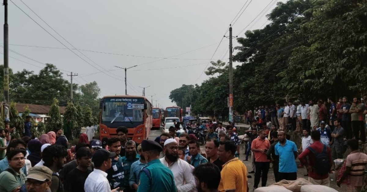 ট্রাকচাপায় বেরোবি শিক্ষার্থী আহত, প্রতিবাদে ২ ঘণ্টা সড়ক অবরোধ