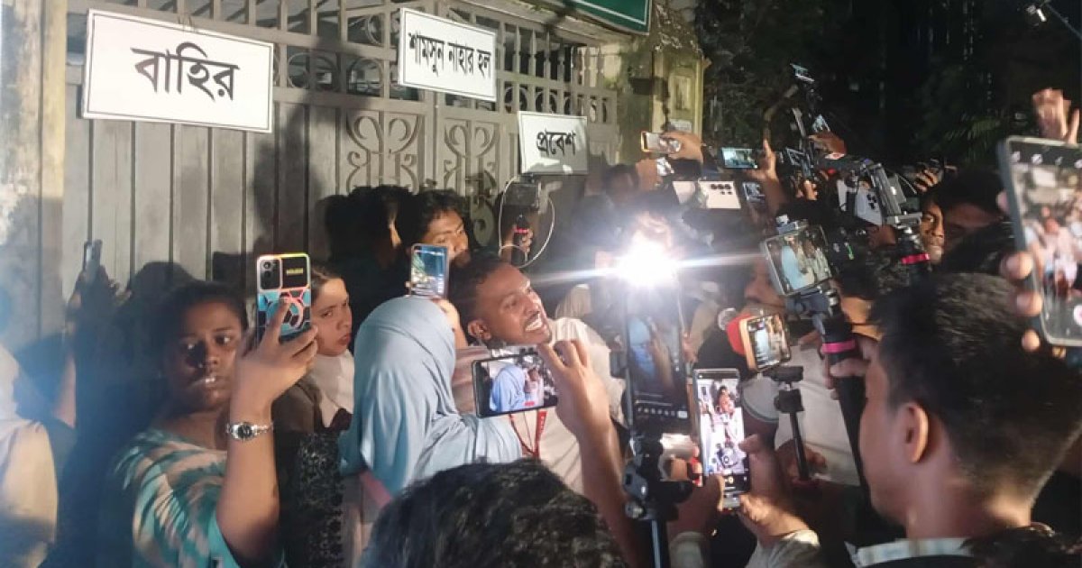 ইউল্যাব কেন্দ্রে ছাত্রদলের বিক্ষোভ, ছাত্রীদের সঙ্গে উত্তপ্ত বাক্যবিনিময়
