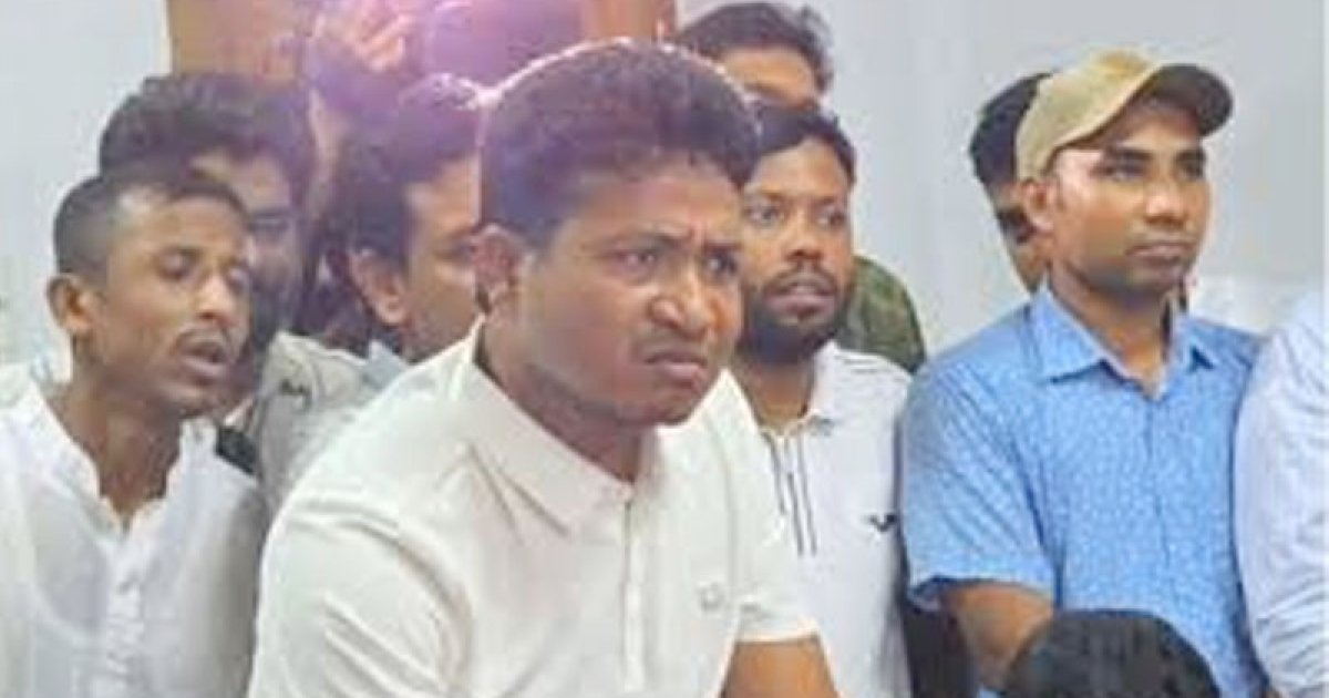 টেবিল চাপড়ে উপাচার্যকে ধমকালেন ঢাবি ছাত্রদল সভাপতি