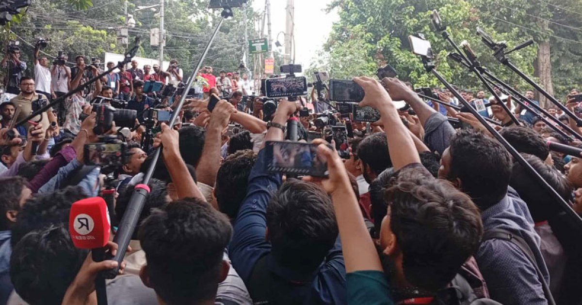 টিএসসিতে হেনস্তার শিকার সহকারী প্রক্টর, ছাত্রদল-শিবির পাল্টাপাল্টি অভিযোগ