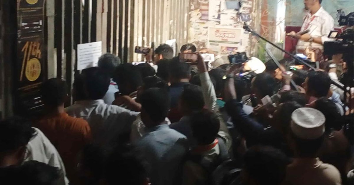 টিএসসিতে রিটার্নিং কর্মকর্তা-ছাত্রদল মুখোমুখি, ‘রাজাকার’ ও ‘ভোট চোর’ স্লোগান