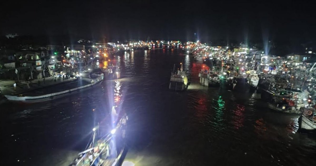 নদীর বুকে যেন এক টুকরো শহর