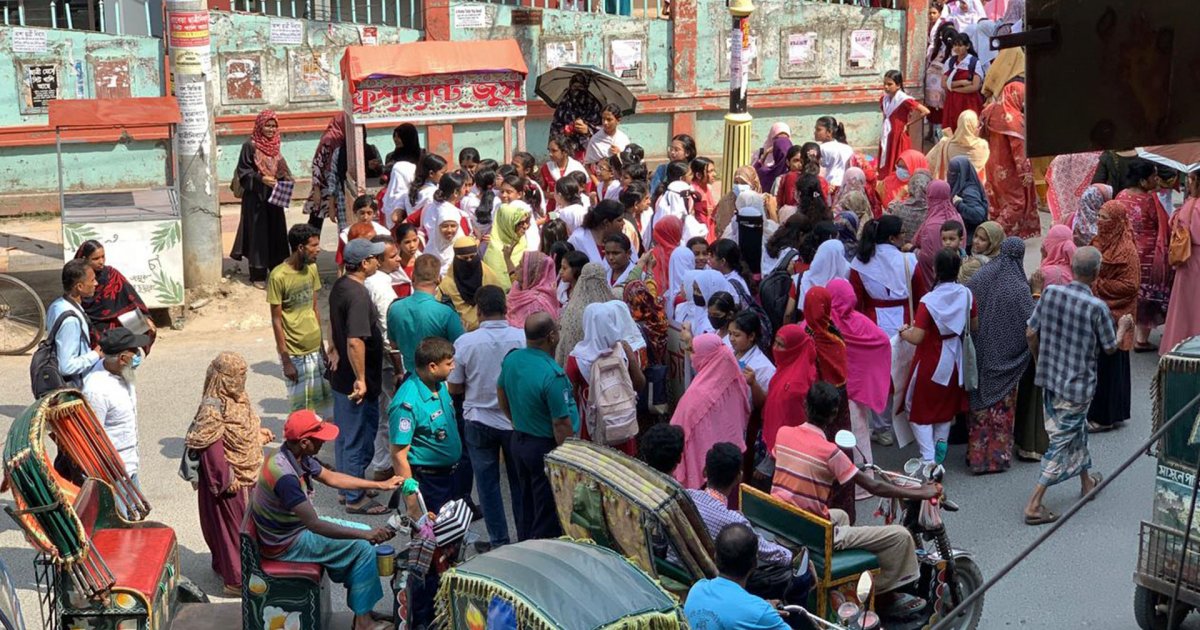 যৌন হয়রানির অভিযোগে শিক্ষককে বরখাস্তের দাবিতে রাজশাহীতে বিক্ষোভ