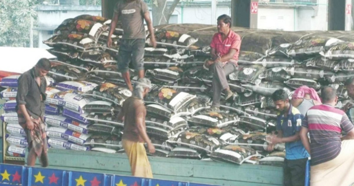 ভারত থেকে এলো ২৪৮৫ টন চাল, তবু বাজারে কমছে না দাম