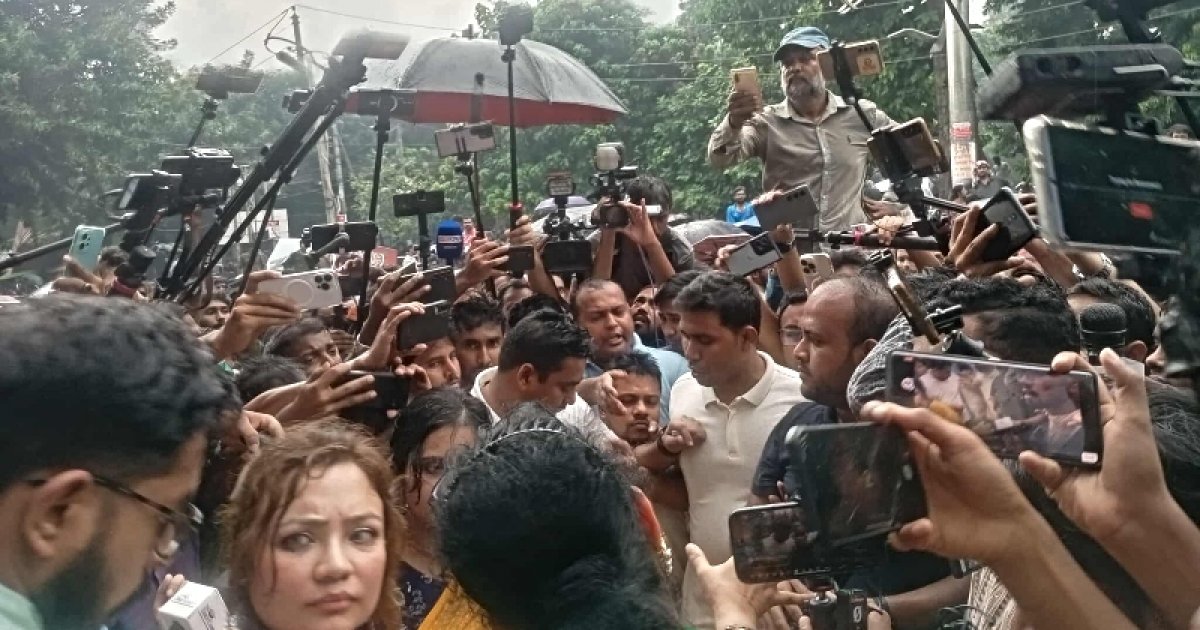 প্রশাসনের সঙ্গে ছাত্রদলের বাগবিতণ্ডা, টিএসসিতে উত্তেজনা