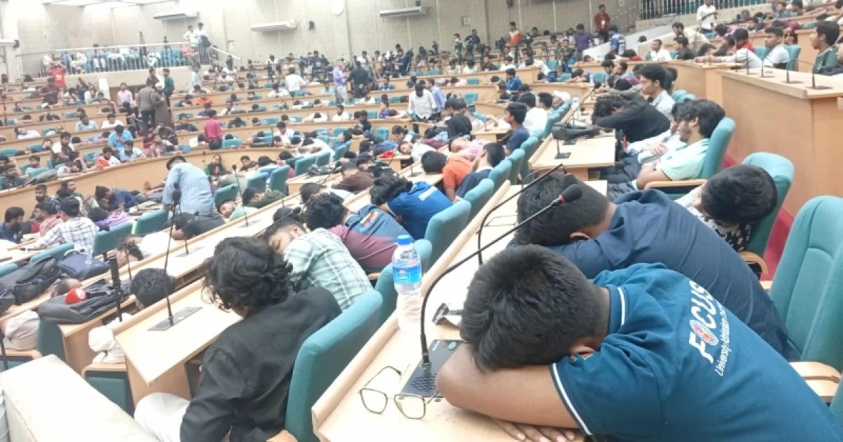 ক্ষোভ-সমালোচনায় সিনেট ভবনে রুদ্ধশ্বাস ১৬ ঘণ্টা, অবশেষে এলো ডাকসুর ফলাফল