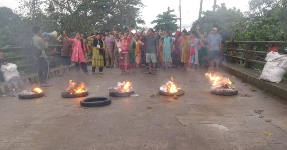 খাগড়াছড়িতে চলছে আধাবেলা সড়ক অবরোধ