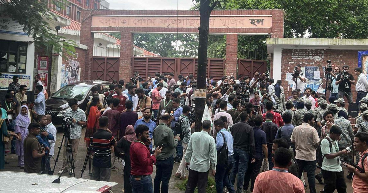 বঙ্গমাতা হলে এক ঘণ্টা ভোট বন্ধ, ঢুকতে দেওয়া হচ্ছে না সাংবাদিকদের