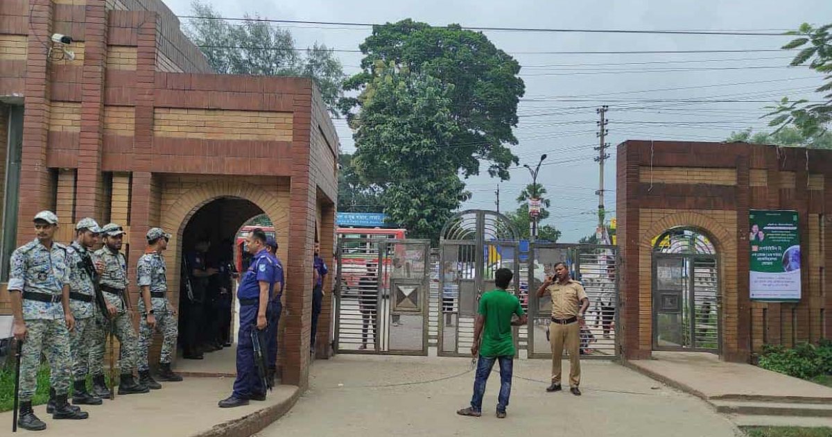 ভেতরে জাকসুর ভোটগ্রহণ, বাইরে কঠোর নিরাপত্তা