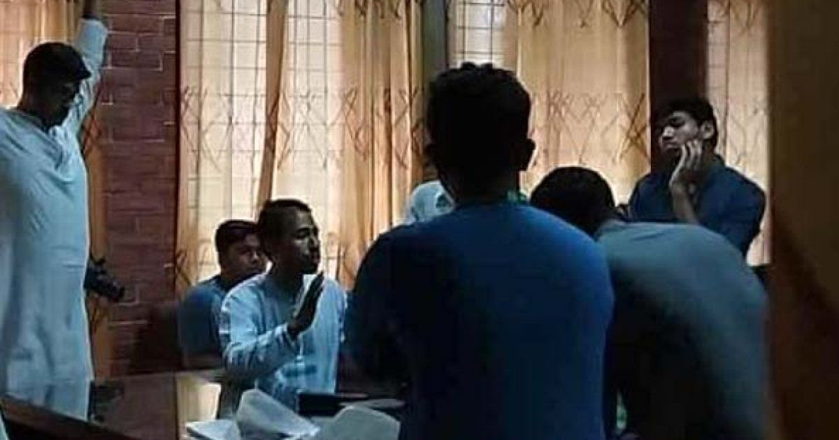 ছাত্রদল প্যানেলের সঙ্গে নির্বাচন কমিশনের গোপন মিটিং, বের করে দেওয়া হলো সাংবাদিককে