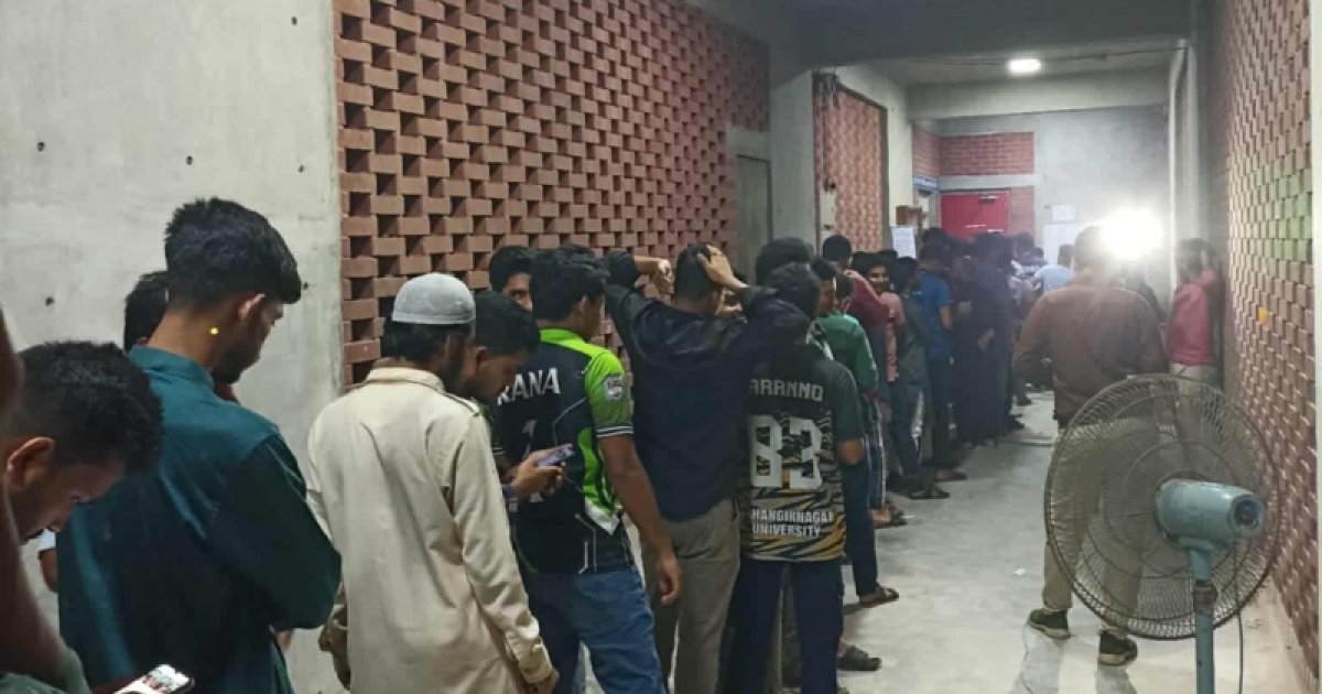 সন্ধ্যার পরও এক কেন্দ্রে লম্বা লাইন, এখনও চলছে ভোটগ্রহণ