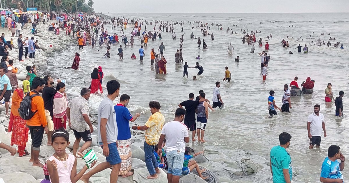 ঢেউয়ের আকর্ষণে কুয়াকাটা সমুদ্রসৈকতে পর্যটকদের ভিড়