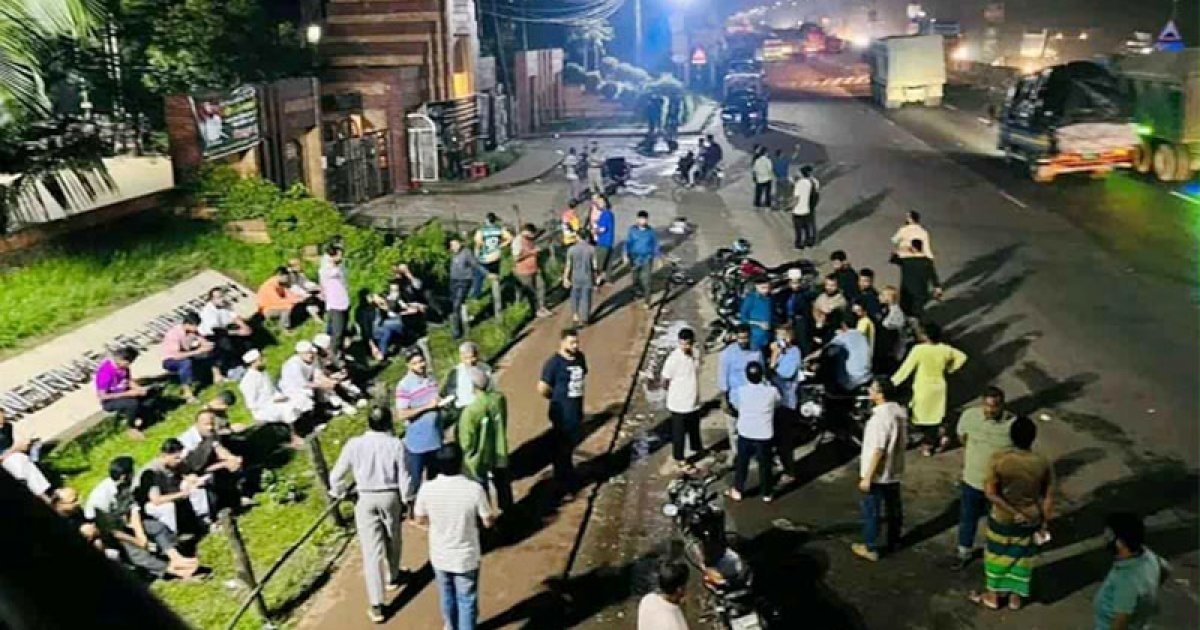 ভোট গণনার মধ্যে গভীর রাতে জাবির বিভিন্ন গেটে শিবির সমর্থকদের অবস্থান