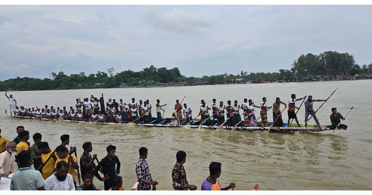কুশিয়ারা নদীতে নৌকাবাইচ, দুই পাড়ে হাজারো মানুষের ঢল