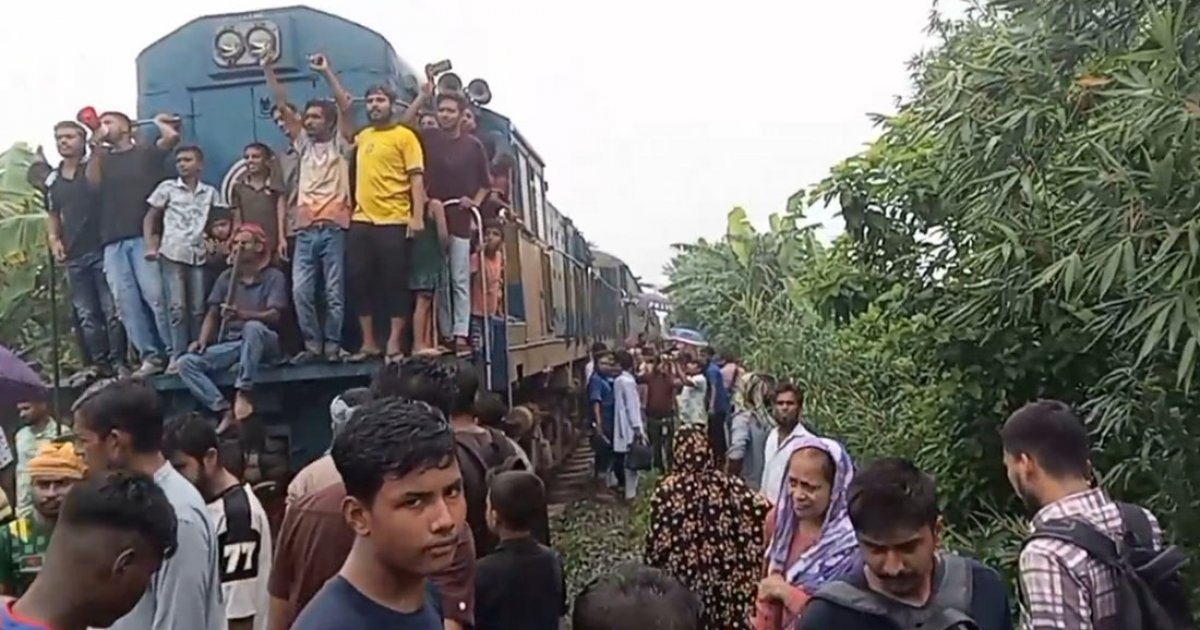 ফরিদপুরে ট্রেন আটকে যাত্রীদের নামিয়ে দেওয়ার অভিযোগ, সমন্বয়ক আটক