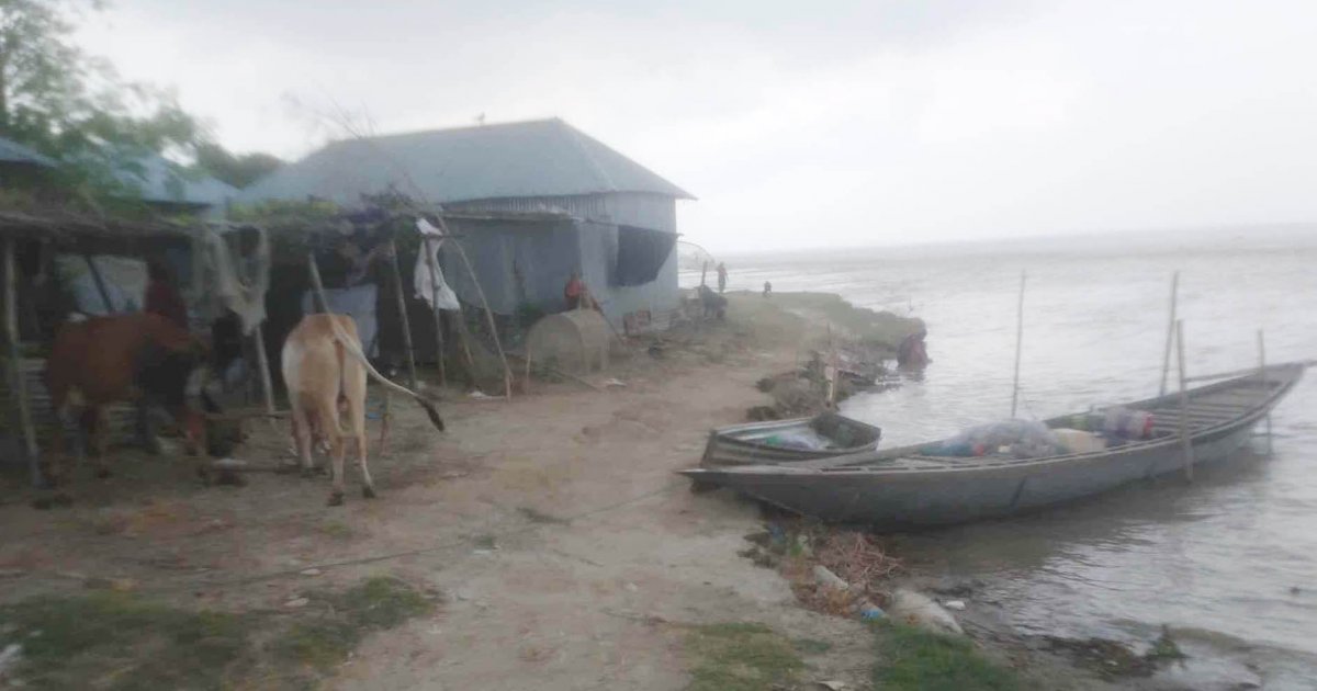 পদ্মার ভাঙন: ঘরবাড়ি ছাড়লো গোদাগাড়ীর ১৫০ পরিবার