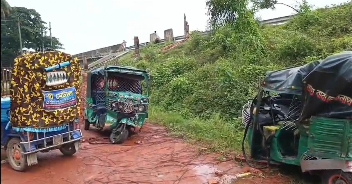 বাসের ধাক্কায় সিএনজি অটোরিকশার যাত্রী বউ-শাশুড়িসহ ৩ জন নিহত