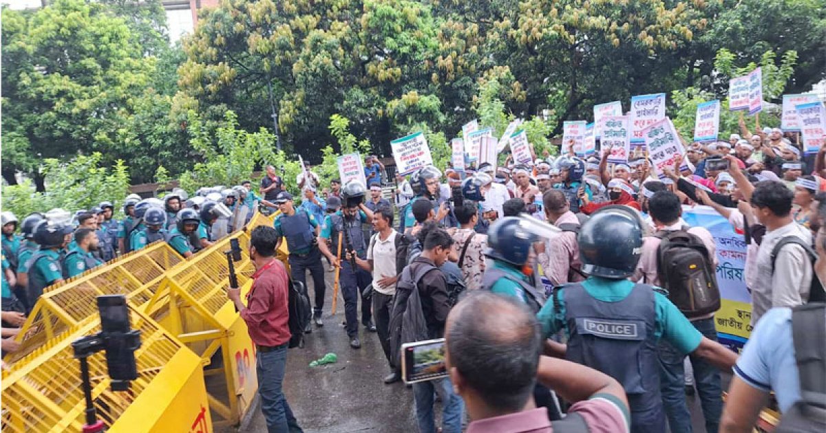 যমুনা অভিমুখে বেসরকারি প্রাথমিক শিক্ষকরা, পুলিশের জলকামান–সাউন্ড গ্রেনেড নিক্ষেপ