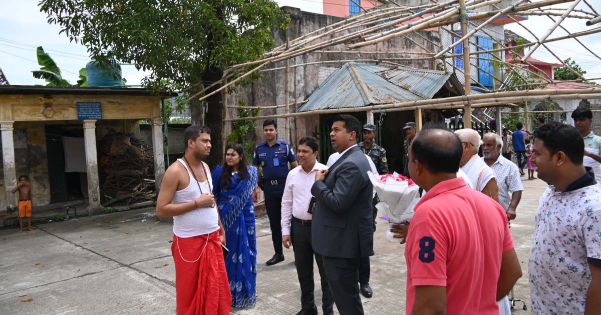 দুর্গাপূজা উপলক্ষে ঢাকেশ্বরী দেব মন্দির পরিদর্শন করলেন জেলা প্রশাসক