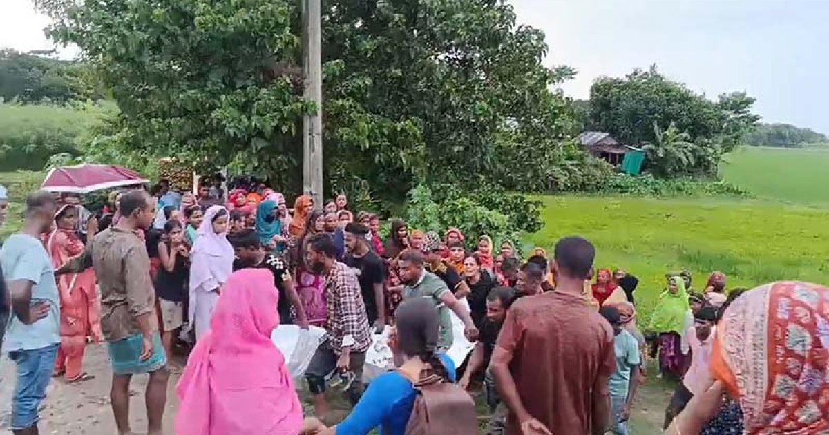 ট্রেনের ধাক্কায় ৫০০ মিটার দূরে গিয়ে পড়ে অটোরিকশা, দুই জন নিহত
