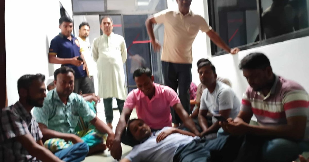 রংপুরে আ.লীগ নেতার বাড়িতে শতাধিক যুবকের অনশন