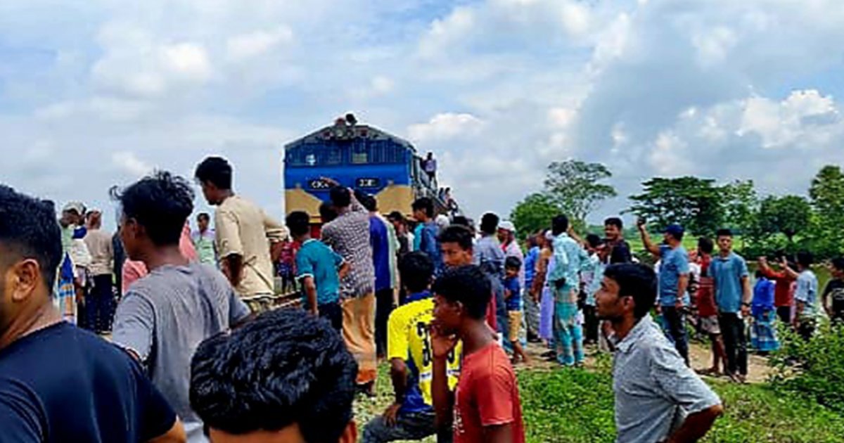 অবৈধ রেলক্রসিং বন্ধে বাধা, ব্রাহ্মণবাড়িয়ায় ট্রেন থামিয়ে বিক্ষোভ