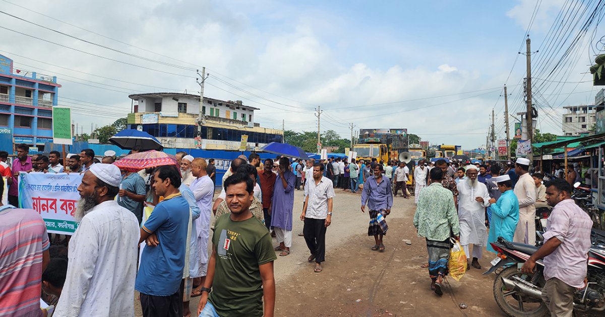 ঝিনাইদহে জমির ন্যায্যমূল্যের দাবিতে ক্ষতিগ্রস্তদের সড়ক অবরোধ