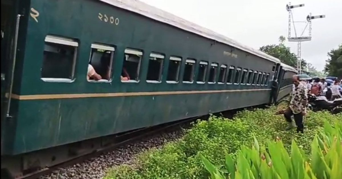 ১৩ ঘণ্টা পর রংপুরের সঙ্গে সারা দেশের ট্রেন চলাচল শুরু