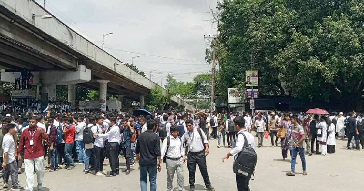 কারিগরি শিক্ষার্থীদের সাতরাস্তা মোড় অবরোধ, যান চলাচল বন্ধ