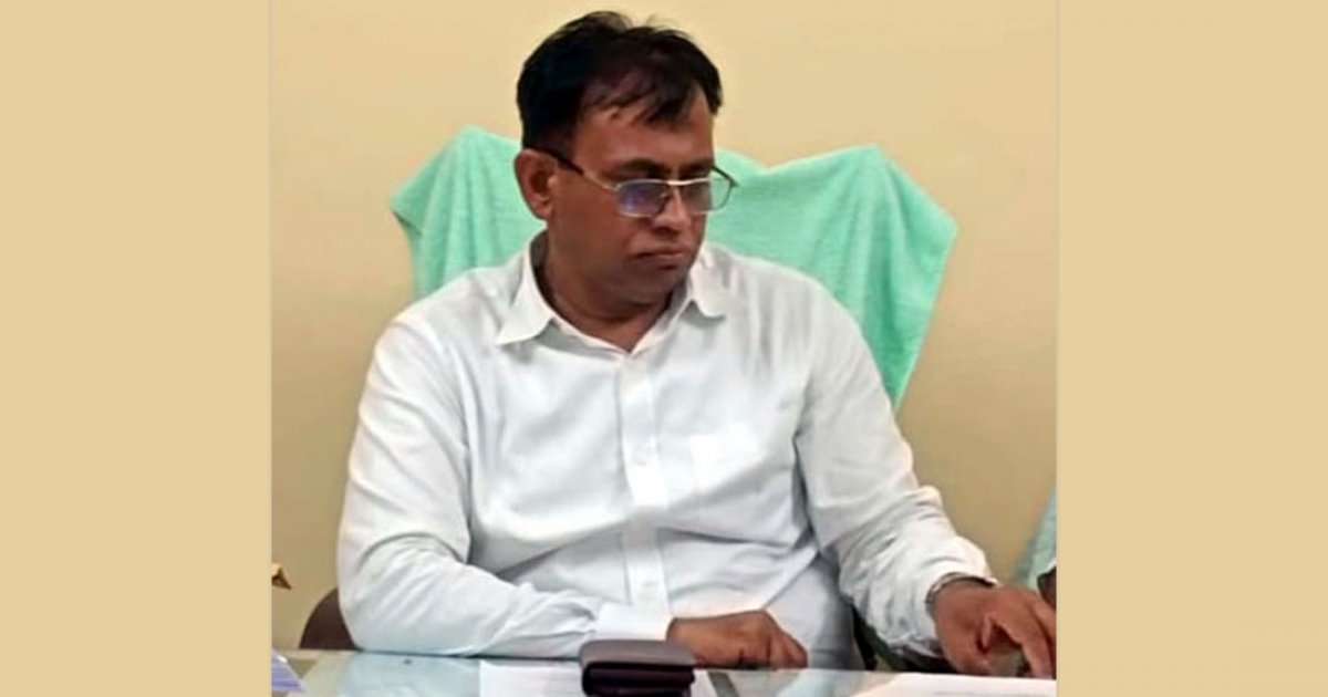 ‘১৭ বিয়ে করে’ বরখাস্ত সেই বন কর্মকর্তাকে জনরোষ থেকে বাঁচালো পুলিশ