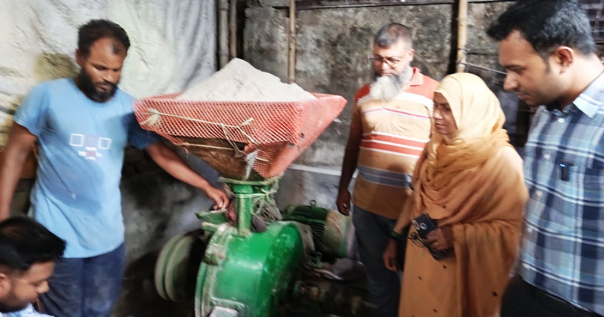 চামড়ায় দেওয়া লবণে রঙ মিশিয়ে বিট লবণ তৈরি, লাখ টাকা জরিমানা