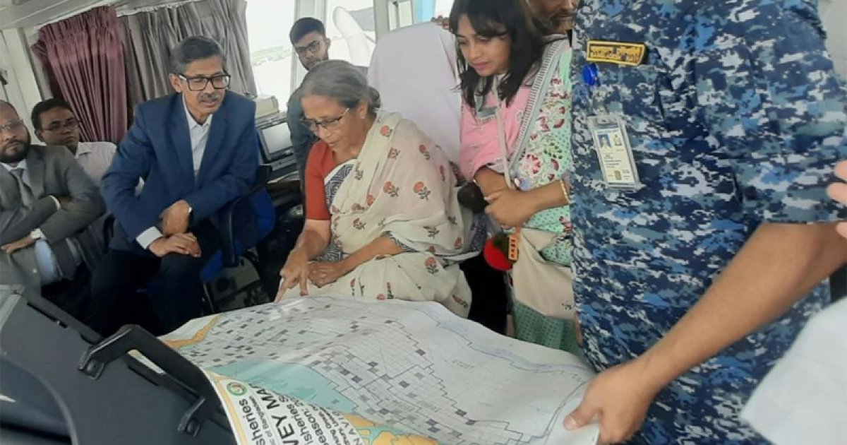 ‘মীন সন্ধানী’ জাহাজের জরিপ কার্যক্রম দেখলেন উপদেষ্টা