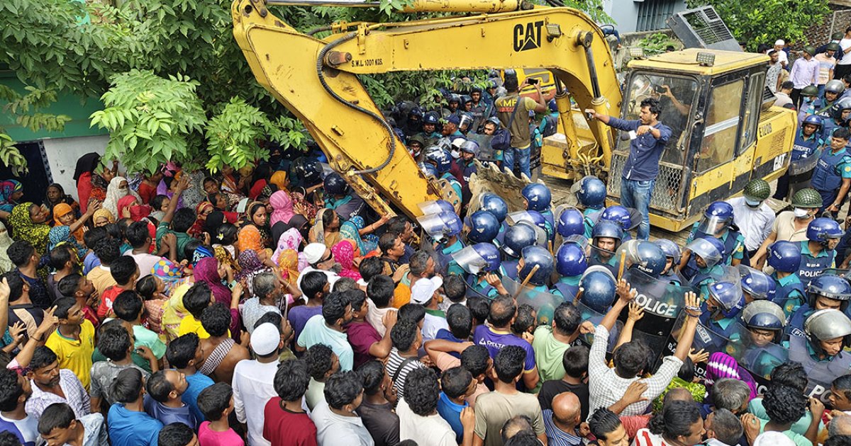 খুলনায় বাস্তুহারা কলোনিতে উচ্ছেদ অভিযান স্থগিত, সংঘর্ষে ওসিসহ আহত ৩০