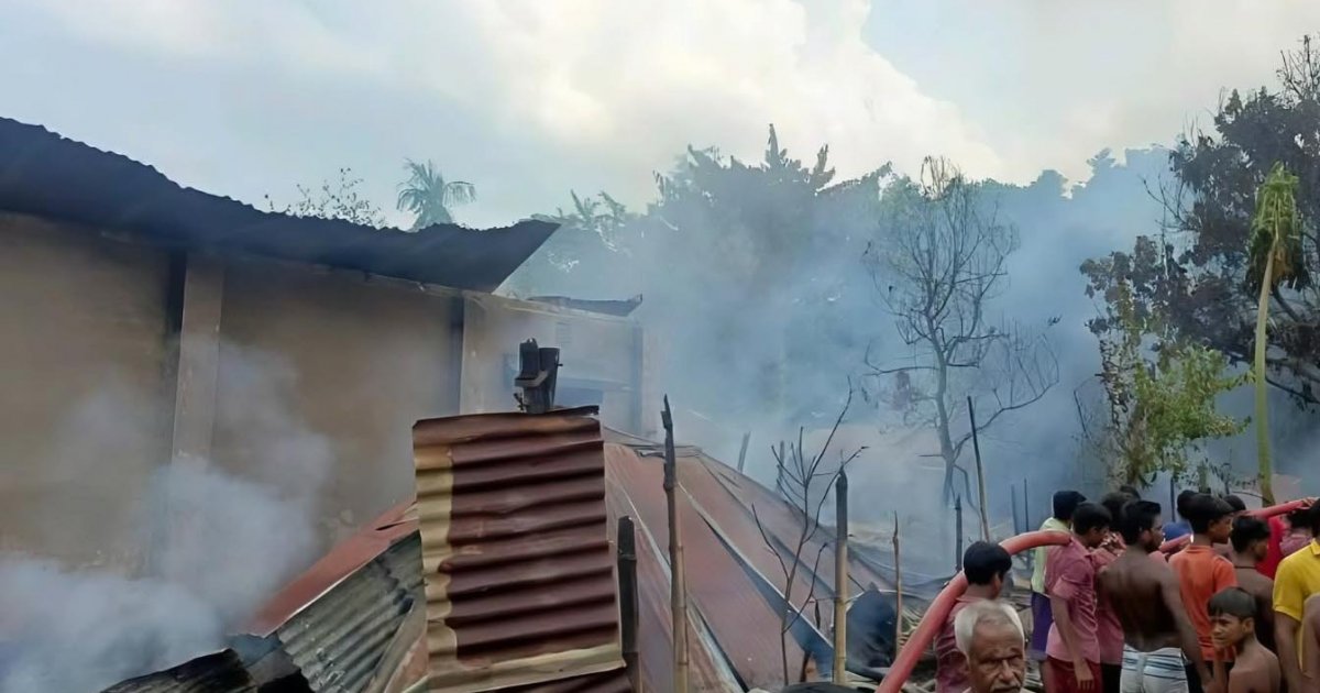 নীলফামারীতে আগুনে পুড়েছে ৫০ ঘর