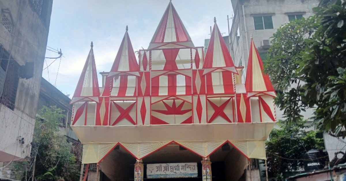 ঐতিহ্য-আধুনিকতার মিশেলে পুরান ঢাকায় দেবী বরণের প্রস্তুতি
