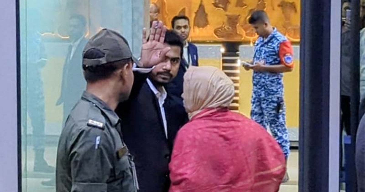 মাউন্ট এলিজাবেথে চিকিৎসা নিতে সিঙ্গাপুর গেলেন নুর