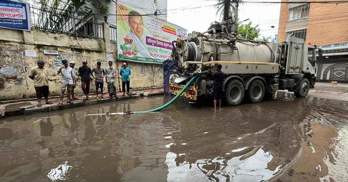 মুষলধারে বৃষ্টিতে জলাবদ্ধতা, পানি নামবে ধীরে ধীরে: ডিএসসিসি