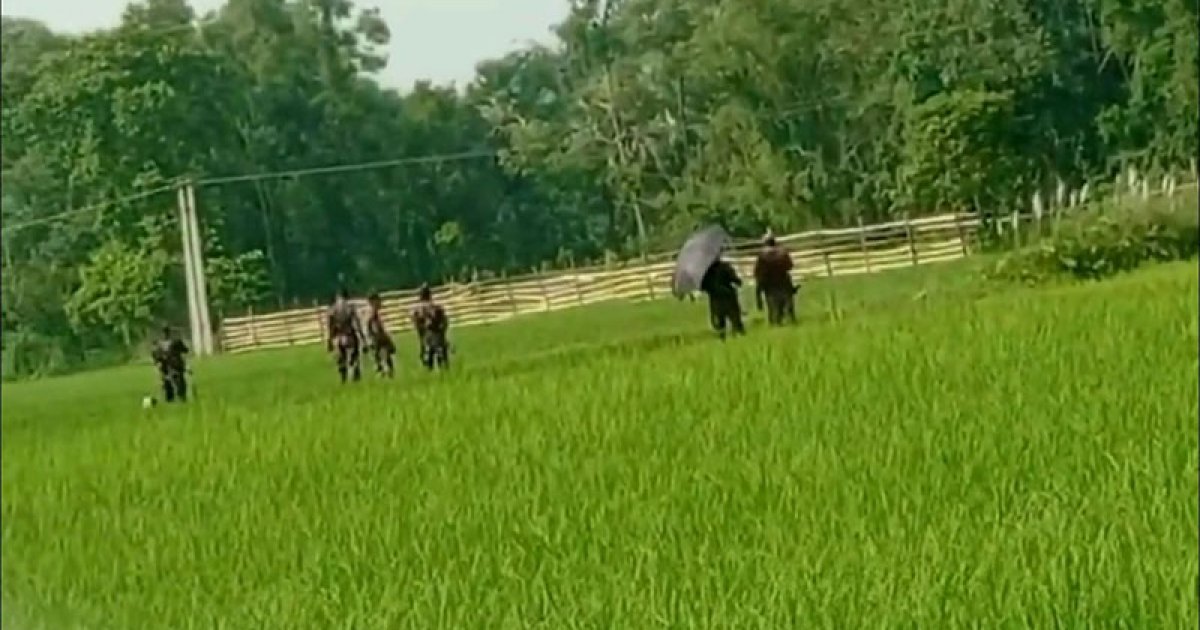 সীমান্তে বেড়া দিয়েছে বিএসএফ, বিজিবির কড়া প্রতিবাদ