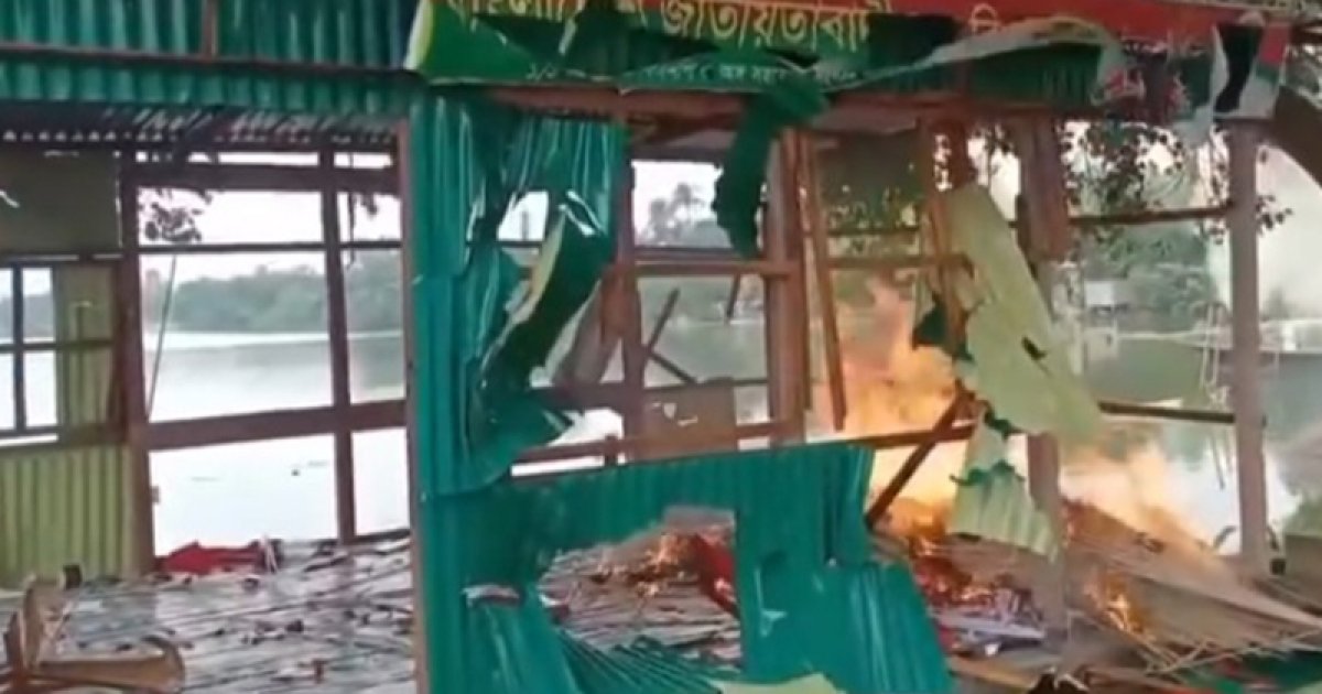 পাবনায় নদীর ঘাট দখল, ব্যাপক গোলাগুলি, বিএনপি কার্যালয়ে আগুন