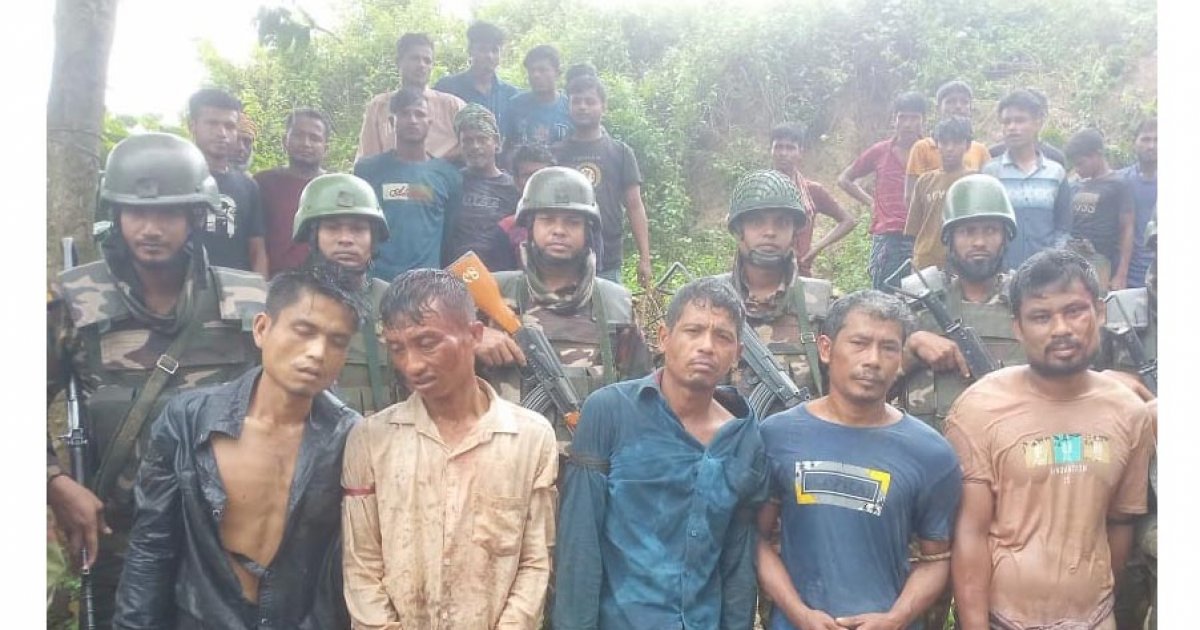 পাহাড়ি এলাকায় সেনাবাহিনীর অভিযানে ৬ সন্ত্রাসী আটক