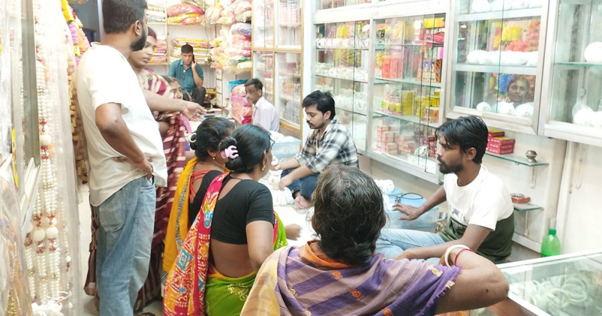 পূজার সরঞ্জামের জমজমাট বিক্রি