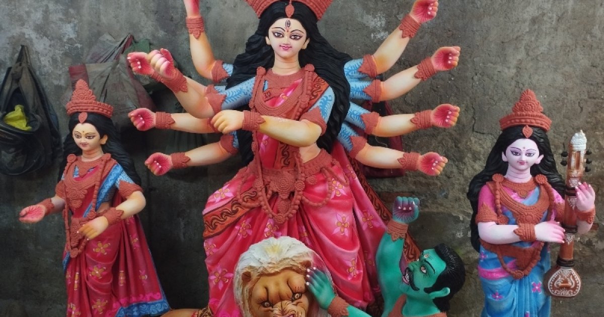 তুলির আঁচড়ে সাজছে প্রতিমা, অপেক্ষা মণ্ডপে তোলার