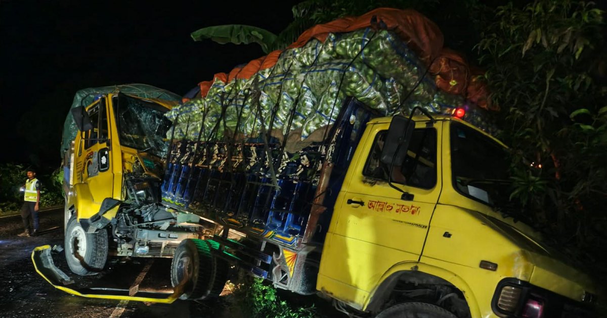 দাঁড়িয়ে থাকা ট্রাকে অপর ট্রাকের ধাক্কা, চালক-হেলপার নিহত