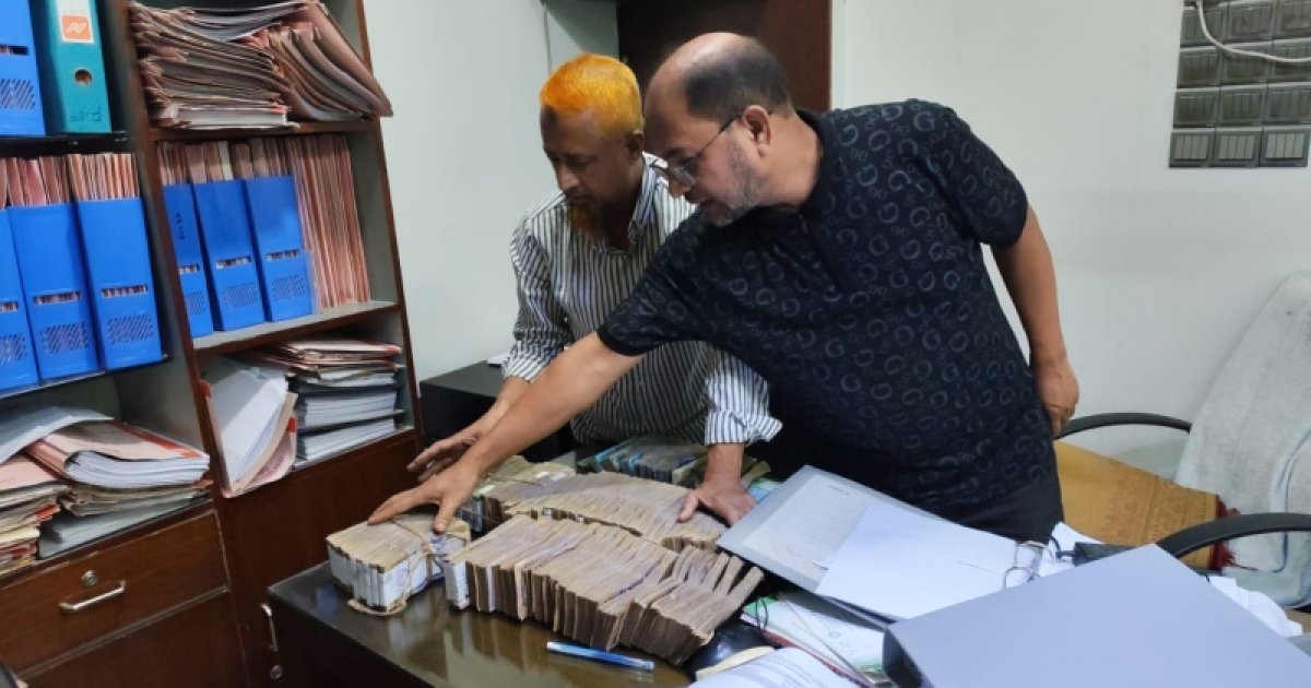 পলাতক মন্ত্রীর চেক দিয়ে এক কোটি ৭৬ লাখ টাকা উত্তোলন