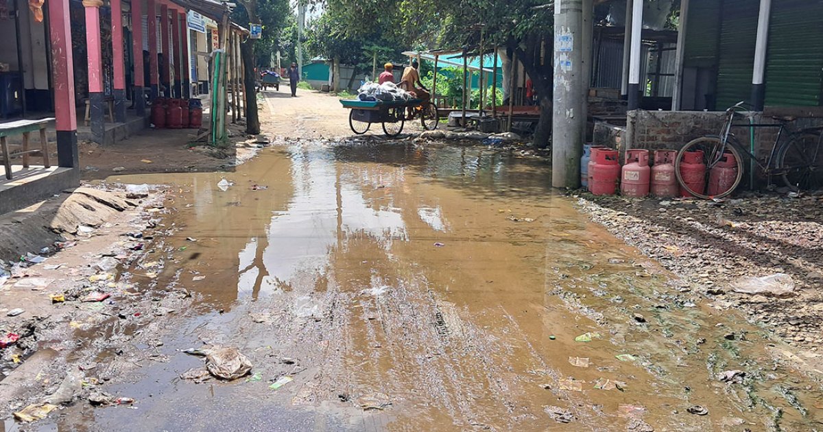সড়কে বসতবাড়ির ময়লা দুর্গন্ধযুক্ত পানি, চলাচলে দুর্ভোগ