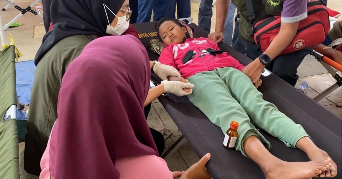 ইন্দোনেশিয়ায় স্কুলে বিনামূল্যের লাঞ্চ খেয়ে অসুস্থ সহস্রাধিক শিশু