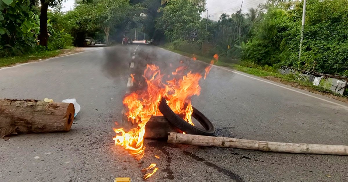 খাগড়াছড়িতে স্কুলছাত্রী ধর্ষণের প্রতিবাদে সড়ক অবরোধ চলছে