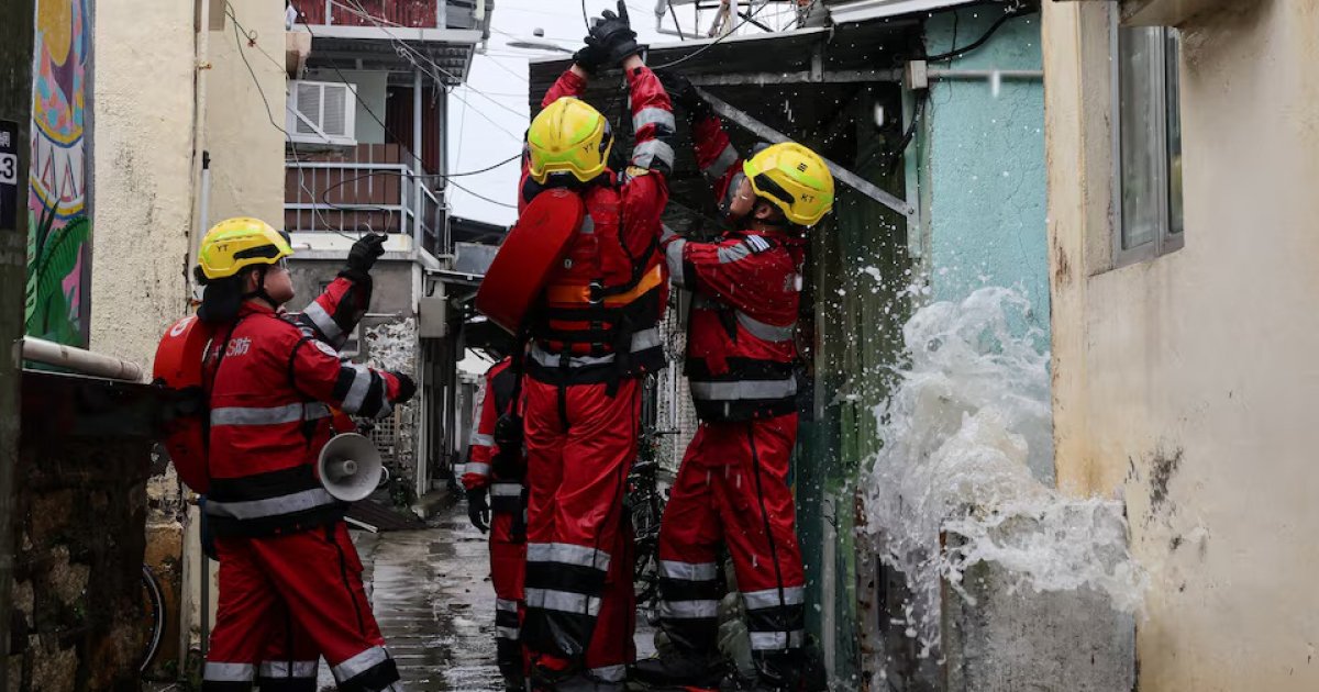 সুপার টাইফুন রাগাসার তাণ্ডবের পর স্বাভাবিক হচ্ছে হংকং