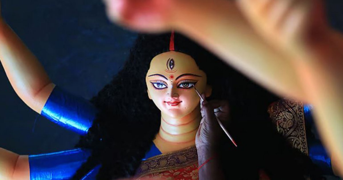 সাজছে দেবী দুর্গা, মণ্ডপে মণ্ডপে বরণের প্রস্তুতি
